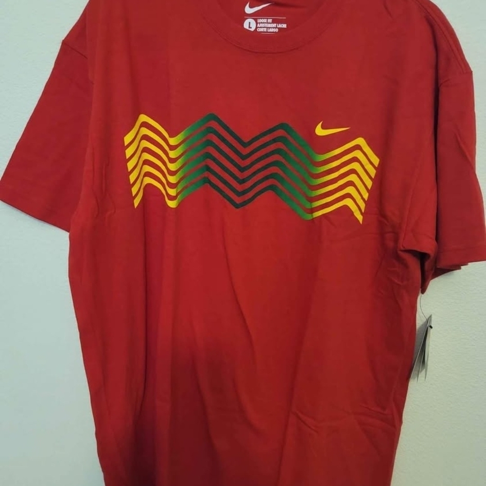 Nike T- Shirt L Red Graphic Special Edition